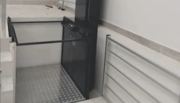 Plataforma-Eletrica-Cabina-Aberta-600x344-1 (1)