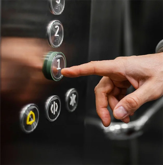 Técnico da Elevaço realizando manutenção em elevador