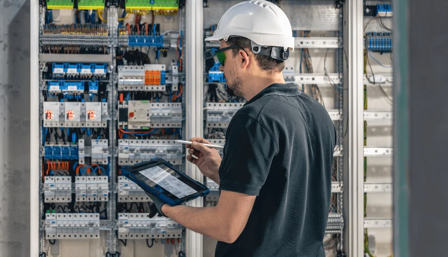 Técnico da Elevaço realizando manutenção em elevador
